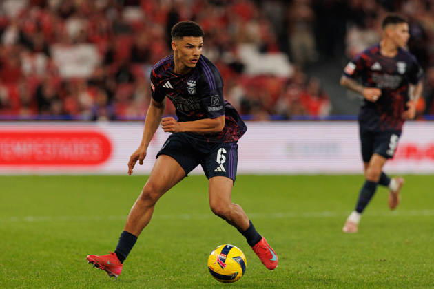 Alexander Bah seen during Liga Portugal game between SL Benfica and AFS Aves (Luis Loureiro Ball Raw Images) Lisbon Estadio da Luz Portugal Copyright: xLuisxLoureirox LuisLoureiro_Benfica_AVS2526-31
