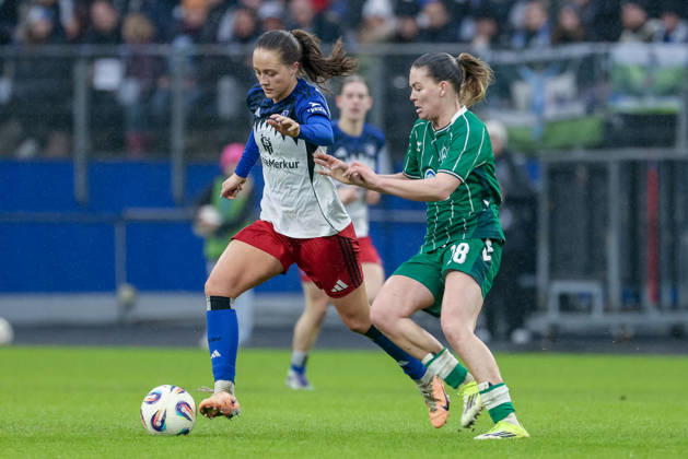 v.li.: Camilla Linberg (Hamburger SV, HSV, 47) und Juliane Wirtz (SV Werder Bremen, 28) im Zweikampf, Duell, Dynamik, Aktion, Action, Spielszene, DIE DFB-RICHTLINIEN UNTERSAGEN JEGLICHE NUTZUNG VON FOTOS ALS SEQUENZBILDER UND ODER VIDEOÄHNLICHE FOTOSTRECKEN. DFB REGULATIONS PROHIBIT ANY USE OF PHOTOGRAPHS AS IMAGE SEQUENCES AND OR QUASI-VIDEO., 21.02.2026, Hamburg (Deutschland), Fussball, Google Pixel Frauen-Bundesliga, Hamburger SV - SV Werder Bremen
