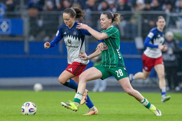 v.li.: Camilla Linberg (Hamburger SV, HSV, 47) und Juliane Wirtz (SV Werder Bremen, 28) im Zweikampf, Duell, Dynamik, Aktion, Action, Spielszene, DIE DFB-RICHTLINIEN UNTERSAGEN JEGLICHE NUTZUNG VON FOTOS ALS SEQUENZBILDER UND ODER VIDEOÄHNLICHE FOTOSTRECKEN. DFB REGULATIONS PROHIBIT ANY USE OF PHOTOGRAPHS AS IMAGE SEQUENCES AND OR QUASI-VIDEO., 21.02.2026, Hamburg (Deutschland), Fussball, Google Pixel Frauen-Bundesliga, Hamburger SV - SV Werder Bremen