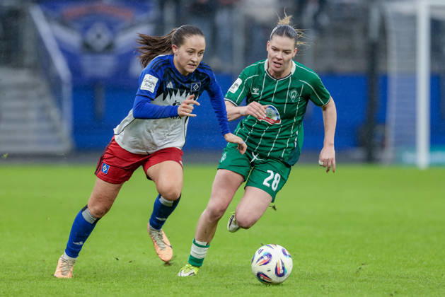 v.li.: Camilla Linberg (Hamburger SV, HSV, 47) und Juliane Wirtz (SV Werder Bremen, 28) im Zweikampf, Duell, Dynamik, Aktion, Action, Spielszene, DIE DFB-RICHTLINIEN UNTERSAGEN JEGLICHE NUTZUNG VON FOTOS ALS SEQUENZBILDER UND ODER VIDEOÄHNLICHE FOTOSTRECKEN. DFB REGULATIONS PROHIBIT ANY USE OF PHOTOGRAPHS AS IMAGE SEQUENCES AND OR QUASI-VIDEO., 21.02.2026, Hamburg (Deutschland), Fussball, Google Pixel Frauen-Bundesliga, Hamburger SV - SV Werder Bremen