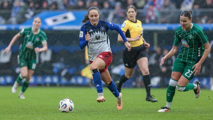 v.li.: Camilla Linberg (Hamburger SV, HSV, 47) und Hanna Nemeth (SV Werder Bremen, 23) im Zweikampf, Duell, Dynamik, Aktion, Action, Spielszene, DIE DFB-RICHTLINIEN UNTERSAGEN JEGLICHE NUTZUNG VON FOTOS ALS SEQUENZBILDER UND ODER VIDEOÄHNLICHE FOTOSTRECKEN. DFB REGULATIONS PROHIBIT ANY USE OF PHOTOGRAPHS AS IMAGE SEQUENCES AND OR QUASI-VIDEO., 21.02.2026, Hamburg (Deutschland), Fussball, Google Pixel Frauen-Bundesliga, Hamburger SV - SV Werder Bremen