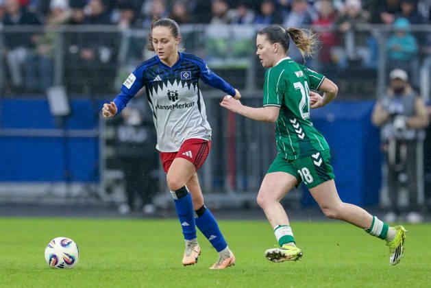 v.li.: Camilla Linberg (Hamburger SV, HSV, 47) und Juliane Wirtz (SV Werder Bremen, 28) im Zweikampf, Duell, Dynamik, Aktion, Action, Spielszene, DIE DFB-RICHTLINIEN UNTERSAGEN JEGLICHE NUTZUNG VON FOTOS ALS SEQUENZBILDER UND ODER VIDEOÄHNLICHE FOTOSTRECKEN. DFB REGULATIONS PROHIBIT ANY USE OF PHOTOGRAPHS AS IMAGE SEQUENCES AND OR QUASI-VIDEO., 21.02.2026, Hamburg (Deutschland), Fussball, Google Pixel Frauen-Bundesliga, Hamburger SV - SV Werder Bremen