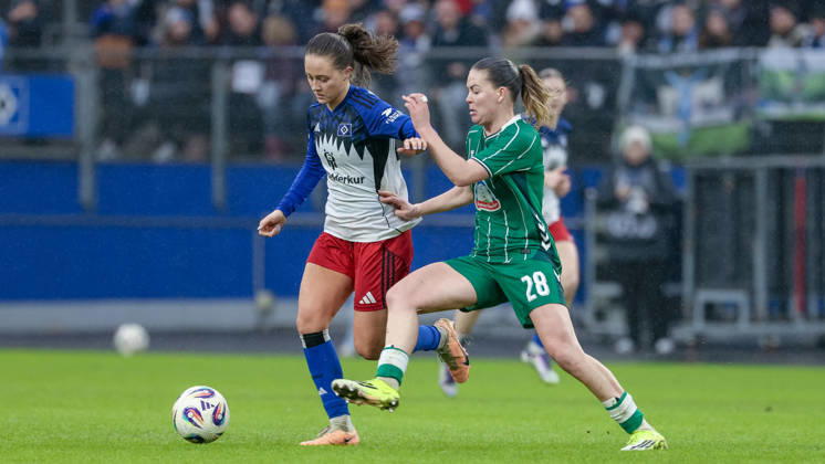 v.li.: Camilla Linberg (Hamburger SV, HSV, 47) und Juliane Wirtz (SV Werder Bremen, 28) im Zweikampf, Duell, Dynamik, Aktion, Action, Spielszene, DIE DFB-RICHTLINIEN UNTERSAGEN JEGLICHE NUTZUNG VON FOTOS ALS SEQUENZBILDER UND ODER VIDEOÄHNLICHE FOTOSTRECKEN. DFB REGULATIONS PROHIBIT ANY USE OF PHOTOGRAPHS AS IMAGE SEQUENCES AND OR QUASI-VIDEO., 21.02.2026, Hamburg (Deutschland), Fussball, Google Pixel Frauen-Bundesliga, Hamburger SV - SV Werder Bremen