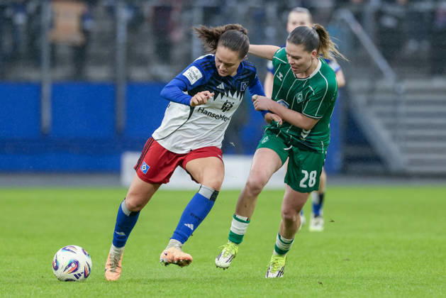 v.li.: Camilla Linberg (Hamburger SV, HSV, 47) und Juliane Wirtz (SV Werder Bremen, 28) im Zweikampf, Duell, Dynamik, Aktion, Action, Spielszene, DIE DFB-RICHTLINIEN UNTERSAGEN JEGLICHE NUTZUNG VON FOTOS ALS SEQUENZBILDER UND ODER VIDEOÄHNLICHE FOTOSTRECKEN. DFB REGULATIONS PROHIBIT ANY USE OF PHOTOGRAPHS AS IMAGE SEQUENCES AND OR QUASI-VIDEO., 21.02.2026, Hamburg (Deutschland), Fussball, Google Pixel Frauen-Bundesliga, Hamburger SV - SV Werder Bremen