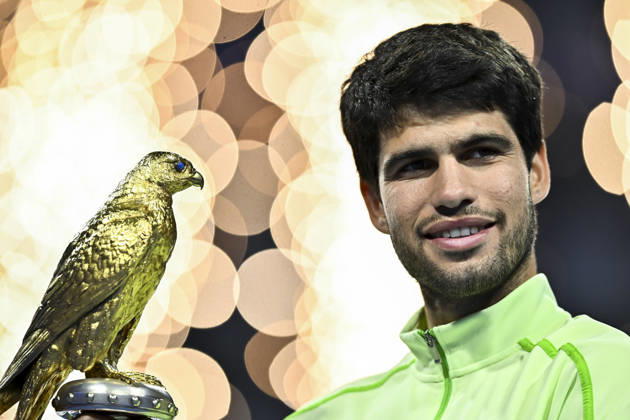 ATP, Tennis Herren Qatar Exxonmobil Open-final Carlos Alcaraz of Spain celebrates with the trophy after winning the menÕs singles final against Arthur Fils of France at the ATP Qatar ExxonMobil Open 2026 at the Khalifa International Tennis Complex in Doha, Qatar, on February 21, 2026. DOHA Qatar Copyright: xNOUSHADx