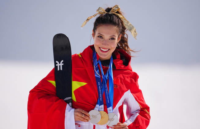 (260222) -- LIVIGNO, Feb. 22, 2026 -- Gold medalist Gu Ailing of China shows her medals after the awarding ceremony for freestyle skiing women s freeski halfpipe at the Milan-Cortina 2026 Olympic Winter games, Winterspiele,Spiele, Summer games in Livigno, Italy, Feb. 22, 2026. ) (MICO2026)ITALY-LIVIGNO-OLYMPIC WINTER GAMES-FREESTYLE SKIING-WOMEN S FREESKI HALFPIPE-FINAL HuxChao 