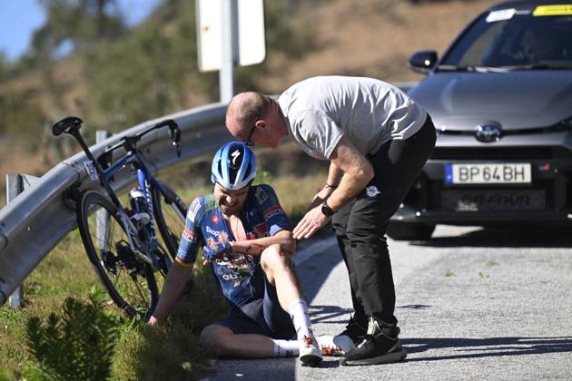 Volta Algarve 2026 Stage 5 ALTO DO MALHAO (LOULE), PORTUGAL - FEBRUARY 22 : crash of Schachmann Maximilian (GER) of Soudal Quick-Step during stage 5 of the 52th edition of Volta Algarve an UCI ProSeries 2.Pro cycling road race stage for Men Elite of 148.4 km with start in Faro and finish in Alto do Malhao (Loule) on February 22, 2026 in Alto do Malhao (Loule), Portugal, 22 02 2026 ( Motordriver Guy De Vuyst - Alto do Malhao (Loule) Portugal  Copyright: xNicoxVereeckenx
