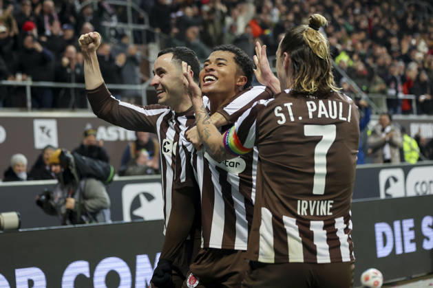 Joel Chima Fujita (FC St. Pauli) bejubelt seinen Treffer zum 2:1 mit Manolis Saliakas (FC St. Pauli) und Jackson Irvine (FC St. Pauli), Bundesliga, FC St. Pauli v SV Werder Bremen, Millerntor-Stadion am 22. February 2026 in Hamburg, Deutschland. (Foto von Marco Steinbrenner DeFodi Images) Joel Chima Fujita (FC St. Pauli) celebrates after scoring his teams second goal with Manolis Saliakas (FC St. Pauli) and Jackson Irvine (FC St. Pauli), Bundesliga, FC St. Pauli v SV Werder Bremen, Millerntor-Stadion, February 22, 2026 in Hamburg, Germany. (Photo by Marco Steinbrenner DeFodi Images) DFL regulations prohibit any use of photographs as image sequences and or quasi-video. -