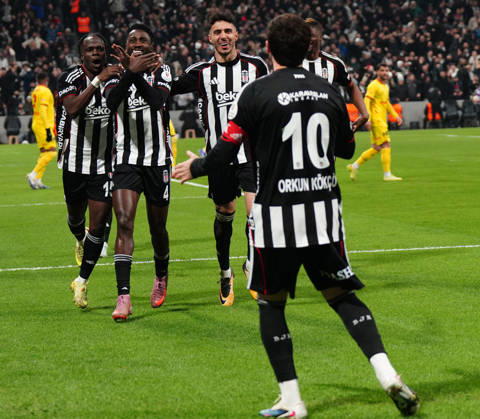 ISTANBUL, TURKEY - FEBRUARY 22: Wilfred Ndidi (4) of Besiktas celebrates after scoring the first goal of his team with Orkun Kokcu (10) , Junior Olaitan (15) and Emirhan Topcu (R) during the Trendyol Turkish Süper League match between Besiktas JK and Göztepe SK at Tupras Stadium on February 22, 2026 in Istanbul, Turkey. (Photo by Seskimphoto ) Besiktas v Goztepe - Turkish Super League