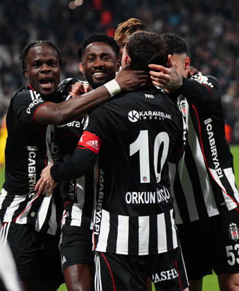 ISTANBUL, TURKEY - FEBRUARY 22: Wilfred Ndidi (4) of Besiktas celebrates after scoring the first goal of his team with Orkun Kokcu (10) , Junior Olaitan (15) and Emirhan Topcu (R) during the Trendyol Turkish Süper League match between Besiktas JK and Göztepe SK at Tupras Stadium on February 22, 2026 in Istanbul, Turkey. (Photo by Seskimphoto ) Besiktas v Goztepe - Turkish Super League