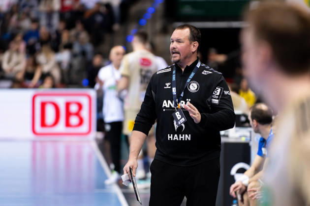 Misha Kaufmann, (TVB Stuttgart, Trainer Coach), beruhigt noch einmal TVB Stuttgart vs. TSV Hannover Burgdorf, DAIKIN Handballbundesliga, 22. Spieltag, Saison 2025 2026, 22.02.2026 Eibner-Pressefoto Andreas Ulmer TVB Stuttgart vs. TSV Hannover Burgdorf, DAIKIN Handballbundesliga, 22. Spieltag, Saison 2025 2026, 22.02.2026 Stuttgart Copyright: xEibner-Pressefoto AndreasxUlmerx EP_AUR