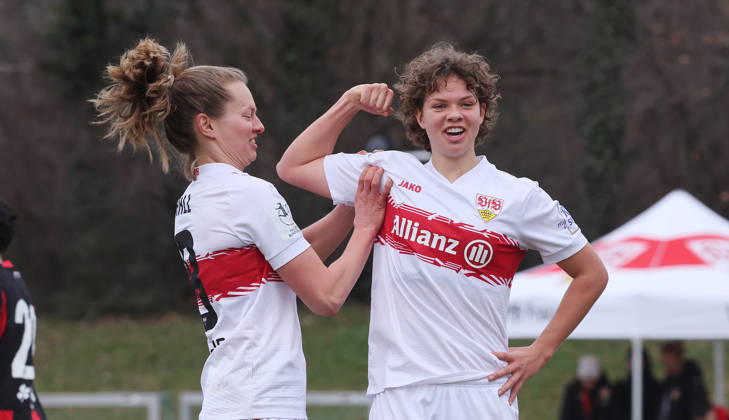 Stuttgart , Fußball 2.Bundesliga VfB Stuttgart Frauen vs. Eintracht Frankfurt II , von links: Maximiliane Rall Rosa Rückert ( VfB )