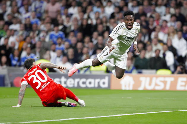 UEFA champions league - Real Madrid vs Benfica MADRID, SPAIN - February 25:Nicolas Otamendi of Benfica and Vinicius Jr of Real Madrid fight for the ball during the UEFA champions league 2025 26 Knockout Play-off second Leg match between Real Madrid and Benfica at Santiago Bernabeu Stadium. (Photo by Guille Martinez f22photo) Madrid Santiago Bernabeu Stadium Spain Copyright: xGuillermoxMartinezx