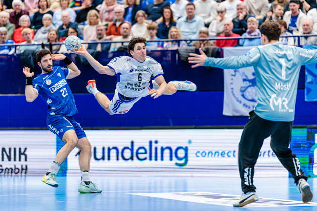 v.l. Tim Suton (TBV Lemgo Lippe, 23), Elias Kofler (Handball Verein Hamburg, 06), Constantin Moestl (TBV Lemgo Lippe, 01) GER, TBV Lemgo Lippe vs. Handball Sport Verein Hamburg, Handball, 1. Bundesliga, 23. Spieltag, Spielzeit 2025 2026, 26.02.2026 GER, TBV Lemgo Lippe vs. Handball Sport Verein Hamburg, Handball, 1. Bundesliga, 23. Spieltag, Spielzeit 2025 2026, 26.02.2026 Lemgo Copyright: xEibner-Pressefoto JanxRollingerx EP_JSK