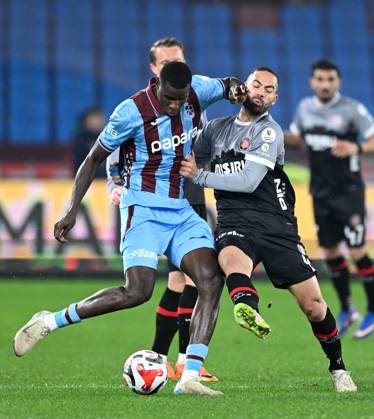 Trabzonspor v Misirli.com.tr Fatih Karagumruk - Turkish Super Lig TRABZON, TURKIYE - FEBRUARY 27: Paul Onuachu (L) of Trabzonspor in action against Davide Biraschi of Fatih Karagumruk during Turkish Super Lig week 24 football match between Trabzonspor and Misirli.com.tr Fatih Karagumruk at Papara Park in Trabzon, Turkiye on February 27, 2026. Hakan Burak Altunoz Anadolu Trabzon Turkey. Editorial use only. Please get in touch for any other usage. Copyright: x2026xAnadoluxHakanxBurakxAltunozx