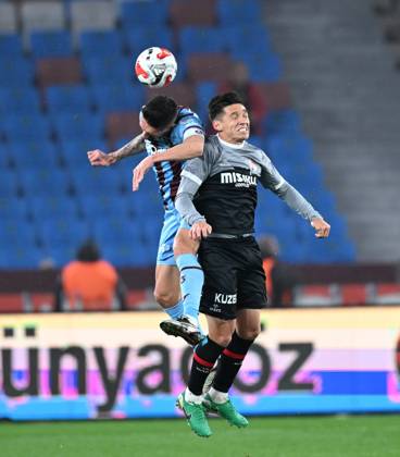 Trabzonspor v Misirli.com.tr Fatih Karagumruk - Turkish Super Lig TRABZON, TURKIYE - FEBRUARY 27: Stefan Savic (L) of Trabzonspor in action during Turkish Super Lig week 24 football match between Trabzonspor and Misirli.com.tr Fatih Karagumruk at Papara Park in Trabzon, Turkiye on February 27, 2026. Hakan Burak Altunoz Anadolu Trabzon Turkey. Editorial use only. Please get in touch for any other usage. Copyright: x2026xAnadoluxHakanxBurakxAltunozx