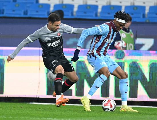 Trabzonspor v Misirli.com.tr Fatih Karagumruk - Turkish Super Lig TRABZON, TURKIYE - FEBRUARY 27: Chibuike Nwaiwu (R) of Trabzonspor in action during Turkish Super Lig week 24 football match between Trabzonspor and Misirli.com.tr Fatih Karagumruk at Papara Park in Trabzon, Turkiye on February 27, 2026. Hakan Burak Altunoz Anadolu Trabzon Turkey. Editorial use only. Please get in touch for any other usage. Copyright: x2026xAnadoluxHakanxBurakxAltunozx