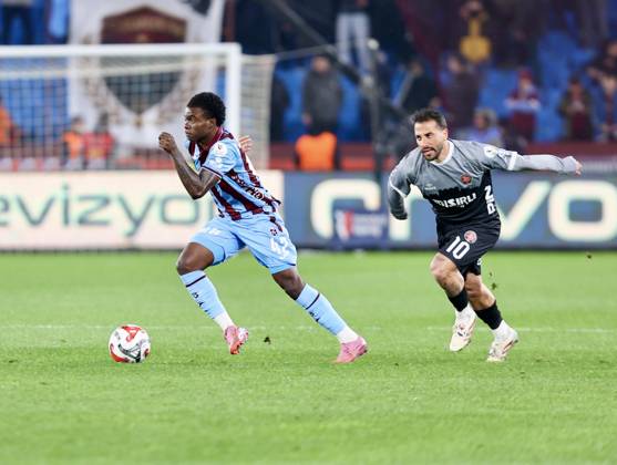 Trabzonspor v Misirli.com.tr Fatih Karagumruk - Turkish Super Lig TRABZON, TURKIYE - FEBRUARY 27: Oulai (L) of Trabzonspor in action against Daniele Verde of Fatih Karagumruk during Turkish Super Lig week 24 football match between Trabzonspor and Misirli.com.tr Fatih Karagumruk at Papara Park in Trabzon, Turkiye on February 27, 2026. Seyit Ahmet Eksik Anadolu Trabzon Turkey. Editorial use only. Please get in touch for any other usage. Copyright: x2026xAnadoluxSeyitxAhmetxEksikx