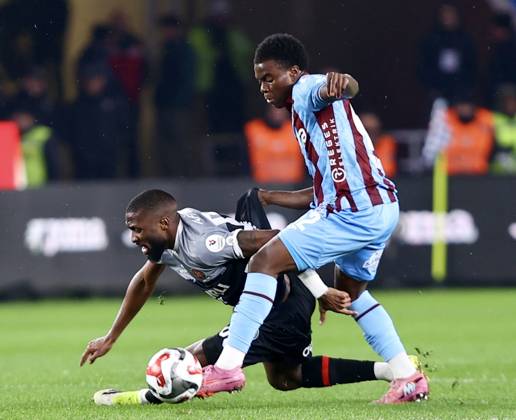 Trabzonspor v Misirli.com.tr Fatih Karagumruk - Turkish Super Lig TRABZON, TURKIYE - FEBRUARY 27: Oulai (R) of Trabzonspor in action against DanieleShavy Babicka of Fatih Karagumruk during Turkish Super Lig week 24 football match between Trabzonspor and Misirli.com.tr Fatih Karagumruk at Papara Park in Trabzon, Turkiye on February 27, 2026. Seyit Ahmet Eksik Anadolu Trabzon Turkey. Editorial use only. Please get in touch for any other usage. Copyright: x2026xAnadoluxSeyitxAhmetxEksikx