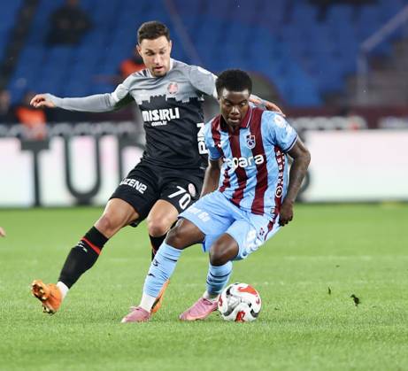 Trabzonspor v Misirli.com.tr Fatih Karagumruk - Turkish Super Lig TRABZON, TURKIYE - FEBRUARY 27: Oulai (R) of Trabzonspor in action during Turkish Super Lig week 24 football match between Trabzonspor and Misirli.com.tr Fatih Karagumruk at Papara Park in Trabzon, Turkiye on February 27, 2026. Seyit Ahmet Eksik Anadolu Trabzon Turkey. Editorial use only. Please get in touch for any other usage. Copyright: x2026xAnadoluxSeyitxAhmetxEksikx