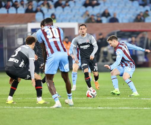 Trabzonspor v Misirli.com.tr Fatih Karagumruk - Turkish Super Lig TRABZON, TURKIYE - FEBRUARY 27: Mustafa Eskihellac (R) of Trabzonspor in action during Turkish Super Lig week 24 football match between Trabzonspor and Misirli.com.tr Fatih Karagumruk at Papara Park in Trabzon, Turkiye on February 27, 2026. Seyit Ahmet Eksik Anadolu Trabzon Turkey. Editorial use only. Please get in touch for any other usage. Copyright: x2026xAnadoluxSeyitxAhmetxEksikx
