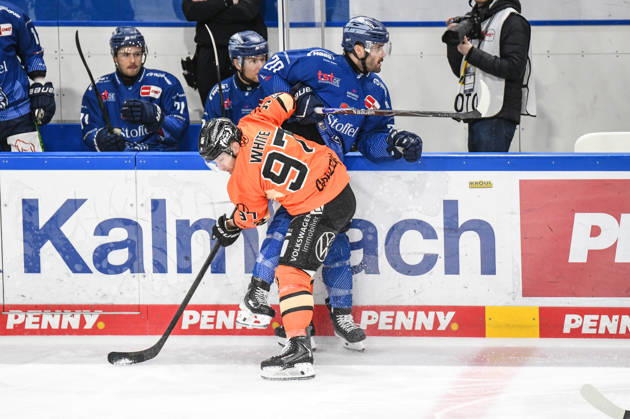 Straubing Tigers vs. Grizzlys Wolfsburg, Eishockey, Deutsche Eishockey Liga, Penny DEL, 46.Spieltag, Saison 2025 2026, 27.02.2026 Justin Scott (Straubing Tigers) an der Bande mit Matthew White (Grizzlys Wolfsburg), Eishockey Herren, Deutsche Eishockey Liga, Penny DEL, 46.Spieltag, Saison 2025 2026 am 27.02.2026 im Eisstadion am Pulverturm, Straubing Tigers (blau) gegen Grizzlys Wolfsburg (orange)