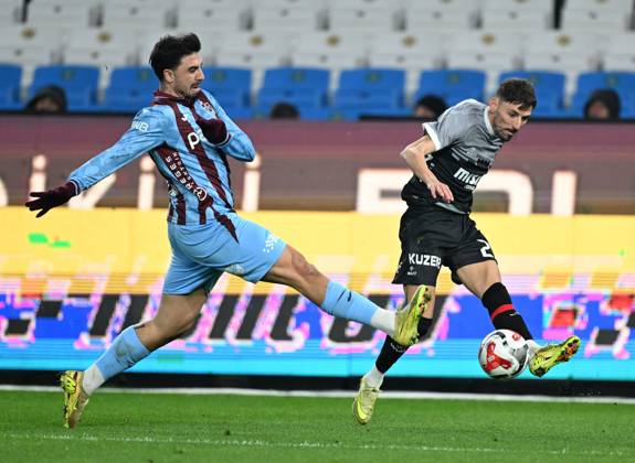 Trabzonspor v Misirli.com.tr Fatih Karagumruk - Turkish Super Lig TRABZON, TURKIYE - FEBRUARY 27: Ozan Tufan (L) of Trabzonspor in action against Filip Mladenovici of Fatih Karagumruk during Turkish Super Lig week 24 football match between Trabzonspor and Misirli.com.tr Fatih Karagumruk at Papara Park in Trabzon, Turkiye on February 27, 2026. Hakan Burak Altunoz Anadolu Trabzon Turkey. Editorial use only. Please get in touch for any other usage. Copyright: x2026xAnadoluxHakanxBurakxAltunozx