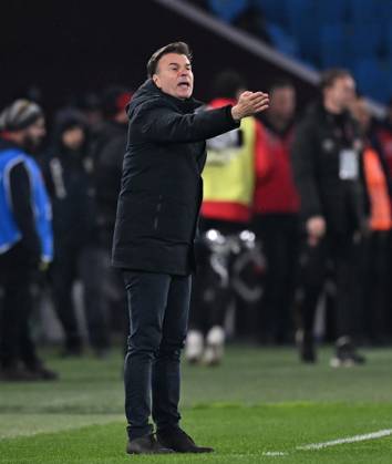 Trabzonspor v Misirli.com.tr Fatih Karagumruk - Turkish Super Lig TRABZON, TURKIYE - FEBRUARY 27: Head coach of Fatih Karagumruk Aleksandar Stanojevic gives tactical information during Turkish Super Lig week 24 football match between Trabzonspor and Misirli.com.tr Fatih Karagumruk at Papara Park in Trabzon, Turkiye on February 27, 2026. Hakan Burak Altunoz Anadolu Trabzon Turkey. Editorial use only. Please get in touch for any other usage. Copyright: x2026xAnadoluxHakanxBurakxAltunozx