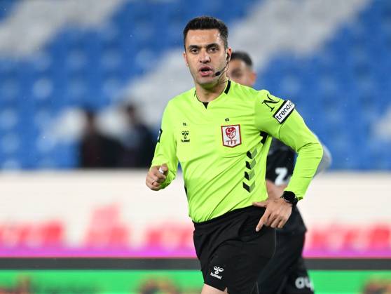 Trabzonspor v Misirli.com.tr Fatih Karagumruk - Turkish Super Lig TRABZON, TURKIYE - FEBRUARY 27: Referee Ali Yilmaz leads the Turkish Super Lig week 24 football match between Trabzonspor and Misirli.com.tr Fatih Karagumruk at Papara Park in Trabzon, Turkiye on February 27, 2026. Hakan Burak Altunoz Anadolu Trabzon Turkey. Editorial use only. Please get in touch for any other usage. Copyright: x2026xAnadoluxHakanxBurakxAltunozx