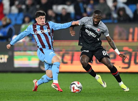Trabzonspor v Misirli.com.tr Fatih Karagumruk - Turkish Super Lig TRABZON, TURKIYE - FEBRUARY 27: Benjamin Bouchouari (L) of Trabzonspor in action against Babicka of Fatih Karagumruk during Turkish Super Lig week 24 football match between Trabzonspor and Misirli.com.tr Fatih Karagumruk at Papara Park in Trabzon, Turkiye on February 27, 2026. Hakan Burak Altunoz Anadolu Trabzon Turkey. Editorial use only. Please get in touch for any other usage. Copyright: x2026xAnadoluxHakanxBurakxAltunozx