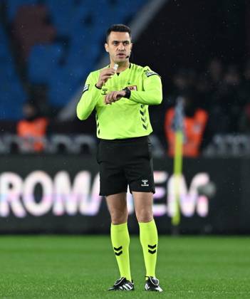 Trabzonspor v Misirli.com.tr Fatih Karagumruk - Turkish Super Lig TRABZON, TURKIYE - FEBRUARY 27: Referee Ali Yilmaz leads the Turkish Super Lig week 24 football match between Trabzonspor and Misirli.com.tr Fatih Karagumruk at Papara Park in Trabzon, Turkiye on February 27, 2026. Hakan Burak Altunoz Anadolu Trabzon Turkey. Editorial use only. Please get in touch for any other usage. Copyright: x2026xAnadoluxHakanxBurakxAltunozx