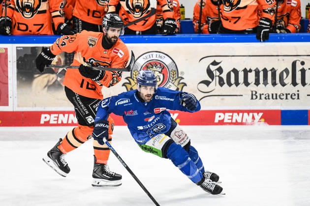 Straubing Tigers vs. Grizzlys Wolfsburg, Eishockey, Deutsche Eishockey Liga, Penny DEL, 46.Spieltag, Saison 2025 2026, 27.02.2026 Justin Scott (Straubing Tigers) mit Julian Melchiori (Grizzlys Wolfsburg), Eishockey Herren, Deutsche Eishockey Liga, Penny DEL, 46.Spieltag, Saison 2025 2026 am 27.02.2026 im Eisstadion am Pulverturm, Straubing Tigers (blau) gegen Grizzlys Wolfsburg (orange)