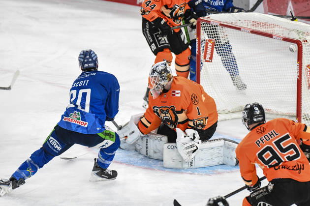 Straubing Tigers vs. Grizzlys Wolfsburg, Eishockey, Deutsche Eishockey Liga, Penny DEL, 46.Spieltag, Saison 2025 2026, 27.02.2026 Justin Scott (Straubing Tigers) vergibt den Treffer gegen Dustin Strahlmeier(Grizzlys Wolfsburg), Eishockey Herren, Deutsche Eishockey Liga, Penny DEL, 46.Spieltag, Saison 2025 2026 am 27.02.2026 im Eisstadion am Pulverturm, Straubing Tigers (blau) gegen Grizzlys Wolfsburg (orange)
