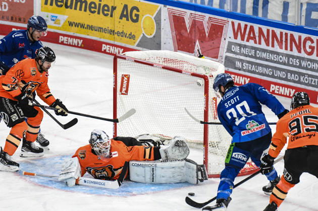 Straubing Tigers vs. Grizzlys Wolfsburg, Eishockey, Deutsche Eishockey Liga, Penny DEL, 46.Spieltag, Saison 2025 2026, 27.02.2026 Justin Scott (Straubing Tigers) vergibt den Treffer gegen Dustin Strahlmeier(Grizzlys Wolfsburg), Eishockey Herren, Deutsche Eishockey Liga, Penny DEL, 46.Spieltag, Saison 2025 2026 am 27.02.2026 im Eisstadion am Pulverturm, Straubing Tigers (blau) gegen Grizzlys Wolfsburg (orange)