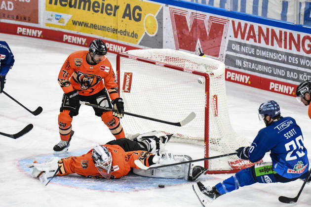Straubing Tigers vs. Grizzlys Wolfsburg, Eishockey, Deutsche Eishockey Liga, Penny DEL, 46.Spieltag, Saison 2025 2026, 27.02.2026 Justin Scott (Straubing Tigers) vergibt den Treffer gegen Dustin Strahlmeier(Grizzlys Wolfsburg), Eishockey Herren, Deutsche Eishockey Liga, Penny DEL, 46.Spieltag, Saison 2025 2026 am 27.02.2026 im Eisstadion am Pulverturm, Straubing Tigers (blau) gegen Grizzlys Wolfsburg (orange)