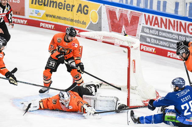 Straubing Tigers vs. Grizzlys Wolfsburg, Eishockey, Deutsche Eishockey Liga, Penny DEL, 46.Spieltag, Saison 2025 2026, 27.02.2026 Justin Scott (Straubing Tigers) vergibt den Treffer gegen Dustin Strahlmeier(Grizzlys Wolfsburg), Eishockey Herren, Deutsche Eishockey Liga, Penny DEL, 46.Spieltag, Saison 2025 2026 am 27.02.2026 im Eisstadion am Pulverturm, Straubing Tigers (blau) gegen Grizzlys Wolfsburg (orange)