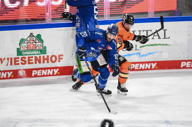 Straubing Tigers vs. Grizzlys Wolfsburg, Eishockey, Deutsche Eishockey Liga, Penny DEL, 46.Spieltag, Saison 2025 2026, 27.02.2026 Justin Scott (Straubing Tigers) im Duell mit Fabio Pfohl (Grizzlys Wolfsburg), Eishockey Herren, Deutsche Eishockey Liga, Penny DEL, 46.Spieltag, Saison 2025 2026 am 27.02.2026 im Eisstadion am Pulverturm, Straubing Tigers (blau) gegen Grizzlys Wolfsburg (orange)