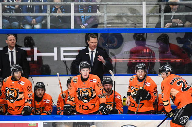 Straubing Tigers vs. Grizzlys Wolfsburg, Eishockey, Deutsche Eishockey Liga, Penny DEL, 46.Spieltag, Saison 2025 2026, 27.02.2026 Mike Stewart (Grizzlys Wolfsburg), Eishockey Herren, Deutsche Eishockey Liga, Penny DEL, 46.Spieltag, Saison 2025 2026 am 27.02.2026 im Eisstadion am Pulverturm, Straubing Tigers (blau) gegen Grizzlys Wolfsburg (orange)
