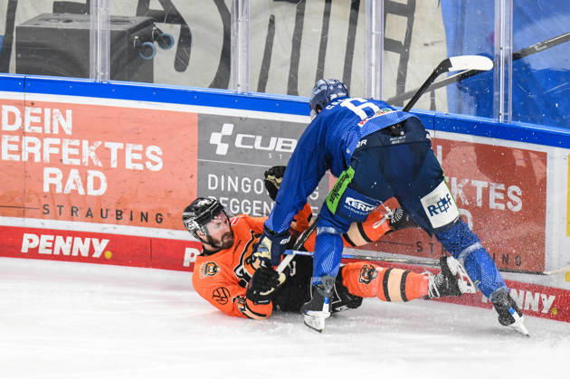 Straubing Tigers vs. Grizzlys Wolfsburg, Eishockey, Deutsche Eishockey Liga, Penny DEL, 46.Spieltag, Saison 2025 2026, 27.02.2026 Alex Green (Straubing Tigers) drueckt Jimmy Lambert (Grizzlys Wolfsburg) zu Boden, Eishockey Herren, Deutsche Eishockey Liga, Penny DEL, 46.Spieltag, Saison 2025 2026 am 27.02.2026 im Eisstadion am Pulverturm, Straubing Tigers (blau) gegen Grizzlys Wolfsburg (orange)