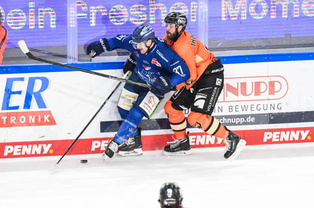 Straubing Tigers vs. Grizzlys Wolfsburg, Eishockey, Deutsche Eishockey Liga, Penny DEL, 46.Spieltag, Saison 2025 2026, 27.02.2026 Alex Green (Straubing Tigers) an der Bande mit Keaton Thompson (Grizzlys Wolfsburg), Eishockey Herren, Deutsche Eishockey Liga, Penny DEL, 46.Spieltag, Saison 2025 2026 am 27.02.2026 im Eisstadion am Pulverturm, Straubing Tigers (blau) gegen Grizzlys Wolfsburg (orange)