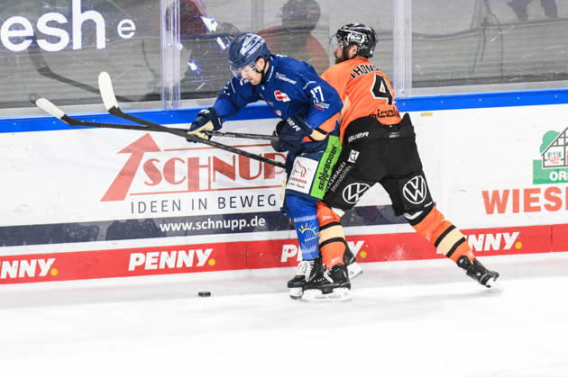 Straubing Tigers vs. Grizzlys Wolfsburg, Eishockey, Deutsche Eishockey Liga, Penny DEL, 46.Spieltag, Saison 2025 2026, 27.02.2026 Alex Green (Straubing Tigers) an der Bande mit Keaton Thompson (Grizzlys Wolfsburg), Eishockey Herren, Deutsche Eishockey Liga, Penny DEL, 46.Spieltag, Saison 2025 2026 am 27.02.2026 im Eisstadion am Pulverturm, Straubing Tigers (blau) gegen Grizzlys Wolfsburg (orange)