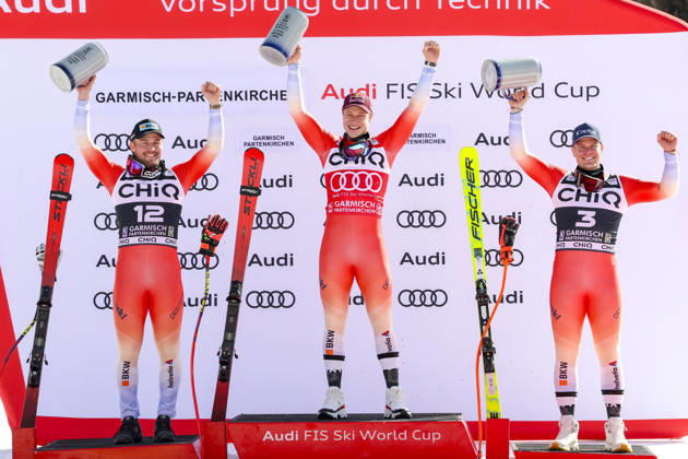 Sport Bilder des Tages ALPINE SKIING - FIS WC Garmisch-Partenkirchen GARMISCH-PARTENKIRCHEN,GERMANY,28.FEB.26 - ALPINE SKIING - FIS World Cup, downhill, men. Image shows the rejoicing of Alexis Monney (SUI), Marco Odermatt (SUI) and Stefan Rogentin (SUI). Keywords: trophy.  GEPAxpictures xHaraldxSteiner