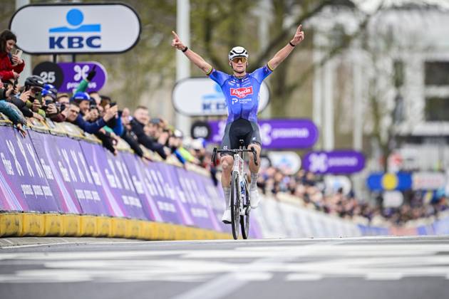 Sport Bilder des Tages Omloop Het Nieuwsblad 2026 Cycling Race NINOVE, BELGIUM - FEBRUARY 28 : Van Der Poel Mathieu (NED) of Alpecin-Premier Tech celebrating his victory during the 81st edition of Omloop Het Nieuwsblad an UCI World Tour 1.UWT one day cycling road race for Men Elite of 207 km with start in Ghent and finish in Ninove on February 28, 2026 in Ninove, Belgium, 28 02 2026 ( Motordriver Kenny Verfaillie - Ninove Belgium  Copyright: xPeterxDexVoechtx
