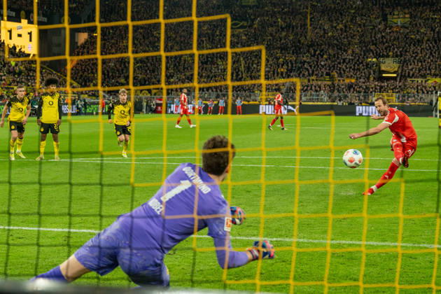 Fuehrungstreffer 1:2 durch Elfmeter von Harry Kane (FC Bayern München, 09), unhaltbar fuer Gregor Kobel (Borussia Dortmund, 01), Torjubel beim Torschuetzen, GER BVB Borussia Dortmund 09 vs. Bayern Muenchen, Fussball, Bundesliga, Spieltag 24, Saison 2025 2026, 28.02.2026 DFB DFL REGULATIONS PROHIBIT ANY USE OF PHOTOGRAPHS AS IMAGE SEQUENCES AND OR QUASI-VIDEO, GER BVB Borussia Dortmund 09 vs. Bayern Muenchen, Fussball, Bundesliga, Spieltag 24, Saison 2025 2026, 28.02.2026 Dortmund Copyright: xEibner-Pressefoto FabianxFriesex EP_FFE