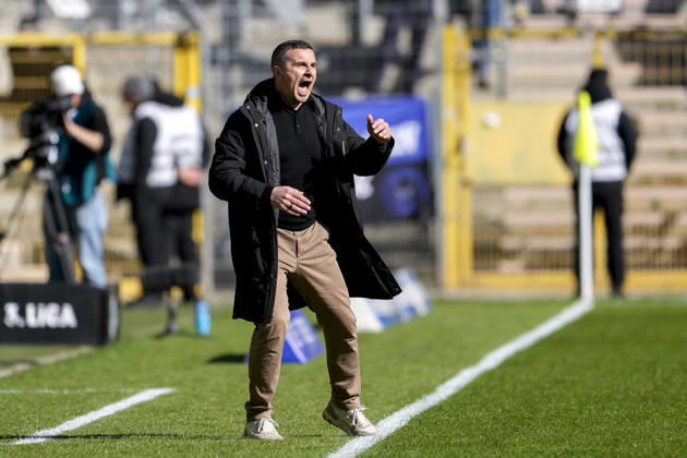Mersad Selimbegovic (Trainer, Cheftrainer, Alemannia Aachen), gibt Anweisungen, gestikuliert, mit den Armen gestikulieren, Freisteller, Ganzkörper, Einzelbild, Einzelfoto, Aktion, Action, ist wütend, ruft, schreit, schreien, schreiend, 01.03.2026, Mannheim (Deutschland), Fussball, 3. Liga, SV Waldhof Mannheim - TSV Alemannia Aachen, DFB DFL REGULATIONS PROHIBIT ANY USE OF PHOTOGRAPHS AS IMAGE SEQUENCES AND OR QUASI-VIDEO.