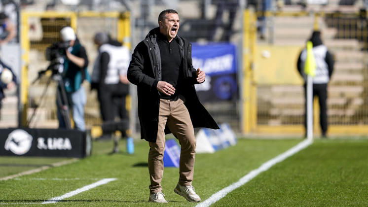 Mersad Selimbegovic (Trainer, Cheftrainer, Alemannia Aachen), gibt Anweisungen, gestikuliert, mit den Armen gestikulieren, Freisteller, Ganzkörper, Einzelbild, Einzelfoto, Aktion, Action, ist wütend, ruft, schreit, schreien, schreiend, 01.03.2026, Mannheim (Deutschland), Fussball, 3. Liga, SV Waldhof Mannheim - TSV Alemannia Aachen, DFB DFL REGULATIONS PROHIBIT ANY USE OF PHOTOGRAPHS AS IMAGE SEQUENCES AND OR QUASI-VIDEO.