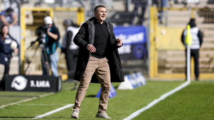 Mersad Selimbegovic (Trainer, Cheftrainer, Alemannia Aachen), gibt Anweisungen, gestikuliert, mit den Armen gestikulieren, Freisteller, Ganzkörper, Einzelbild, Einzelfoto, Aktion, Action, 01.03.2026, Mannheim (Deutschland), Fussball, 3. Liga, SV Waldhof Mannheim - TSV Alemannia Aachen, DFB DFL REGULATIONS PROHIBIT ANY USE OF PHOTOGRAPHS AS IMAGE SEQUENCES AND OR QUASI-VIDEO.