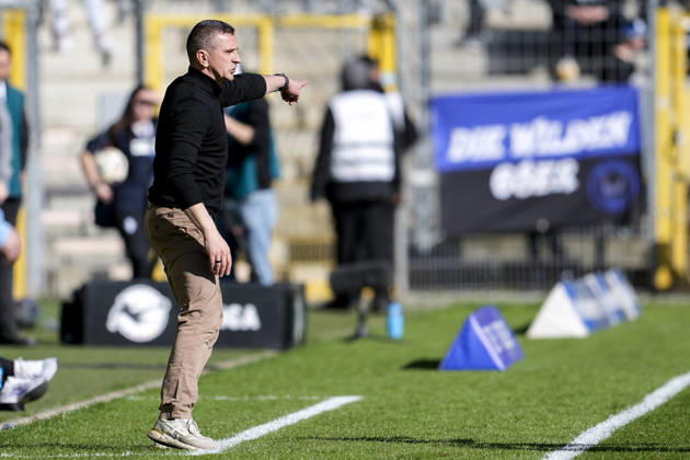 Mersad Selimbegovic (Trainer, Cheftrainer, Alemannia Aachen), gibt Anweisungen, gestikuliert, mit den Armen gestikulieren, Freisteller, Ganzkörper, Einzelbild, Einzelfoto, Aktion, Action, 01.03.2026, Mannheim (Deutschland), Fussball, 3. Liga, SV Waldhof Mannheim - TSV Alemannia Aachen, DFB DFL REGULATIONS PROHIBIT ANY USE OF PHOTOGRAPHS AS IMAGE SEQUENCES AND OR QUASI-VIDEO.