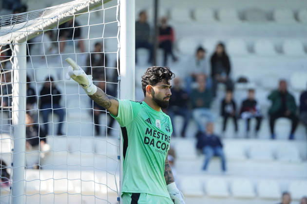 Liga Portugal 2 Meu Super Round 24 football match between SC Farense and Lusitania Lourosa FC, Faro, Portugal Faro, Portugal. 1 st Mar, 2026. Vitor Hugo, Lourosa FC goalkeeper, directing his teamates on a freekick during the SC Farense 2 - 1 Lusitano Lourosa FC Round 24 match for the football Liga Portugal 2 Meu Super. Nuno Pires Veloso Alamy Live News Copyright: xNunoxPiresxVelosox