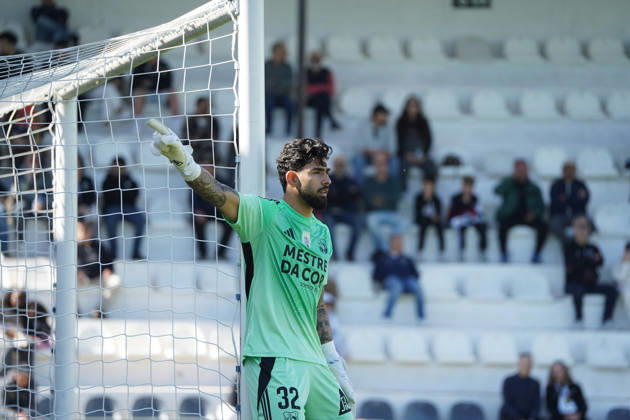 Liga Portugal 2 Meu Super Round 24 football match between SC Farense and Lusitania Lourosa FC, Faro, Portugal Faro, Portugal. 1 st Mar, 2026. Vitor Hugo, Lourosa FC goalkeeper, directing his teamates on a freekick during the SC Farense 2 - 1 Lusitano Lourosa FC Round 24 match for the football Liga Portugal 2 Meu Super. Nuno Pires Veloso Alamy Live News Copyright: xNunoxPiresxVelosox